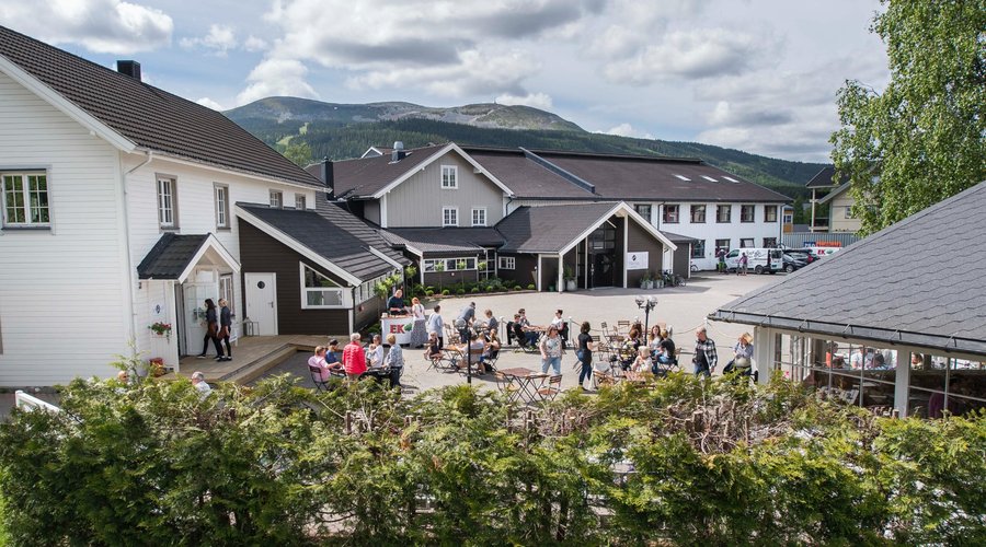 Trysil hotell, uteservering og Trysilfjellet i bakgrunn