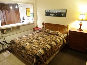Itty Bitty Inn in North Bend, image may contain: Bed, Furniture, Lamp, Table Lamp
