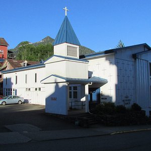 Exterior of the Ketchikan Hostel on a sunny evening.