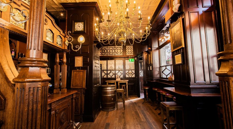 The Red Lion - Stylish and spacious