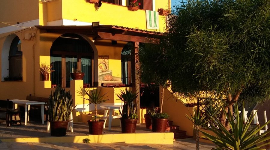 Il sole al mattino presto illumina l'hotel Mir Mar