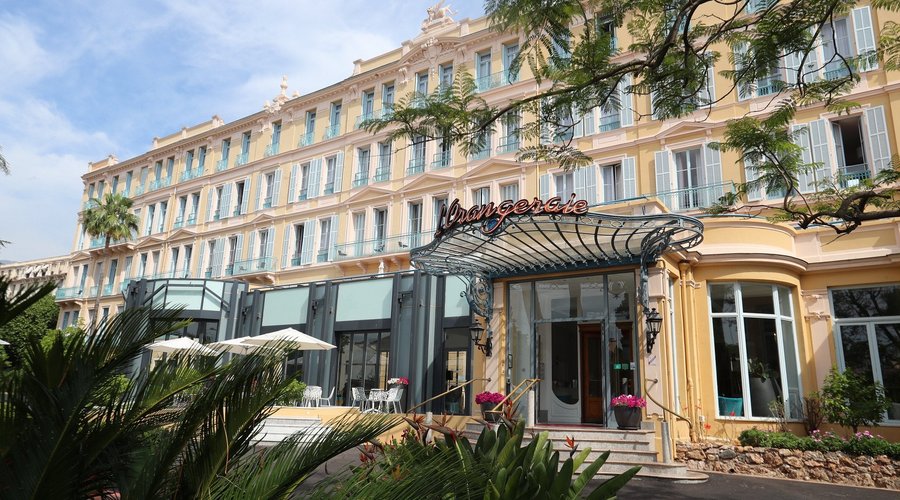 Séjournez dans un ancien palace 1900 niché en centre ville dans un parc classé, la Méditerranée tout près... goûtez aux plaisirs d'un séjour à Menton et profitez de 316 jours de soleil par an !