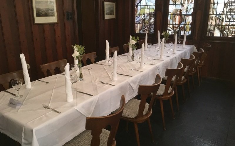 kleiner Saal mit Tafel für 12 Personen