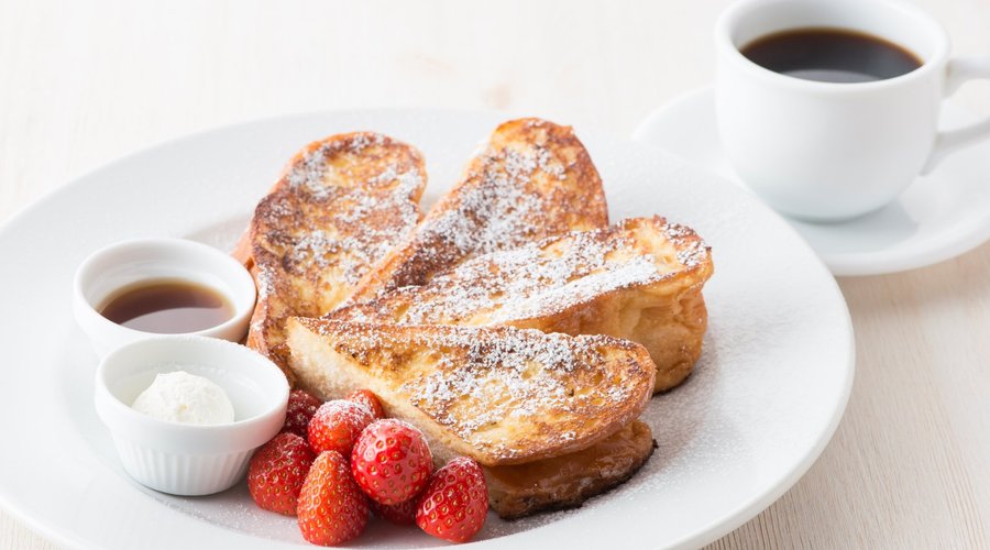 F A T A N D F L U F F Y F R E N C H T O A S T
Fresh Strawberries, Maple Syrup 
