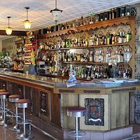 NUESTRO BAR CON UNA AMPLIA GAMA DE LICORES,WHISKYS, GIS, ETC....