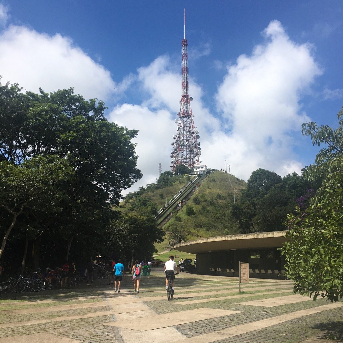 Restaurante giratório com vista para o Pico do Jaraguá, Campo de Marte e  Serra do Mar é atração imperdível na Zona Norte; conheça!