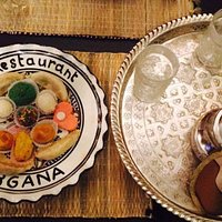 un bon thé à la menthe fraiche et ses pâtisseries