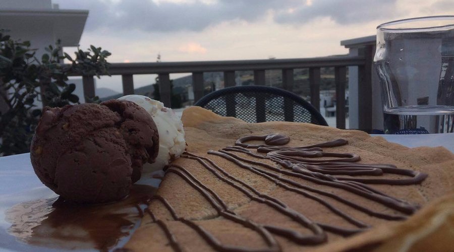 Sweet crepe " Hazelnut praline - ice cream ". Γλυκιά κρέπα με πραλίνα φουντουκιού και παγωτό