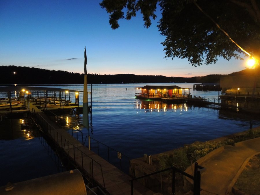 BREEZY POINT RESORT (Camdenton, MO Lake of the Ozarks) Hotel