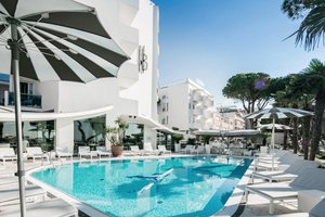 Hotel Bellavista in Lignano Sabbiadoro, image may contain: Hotel, Resort, Pool, Swimming Pool