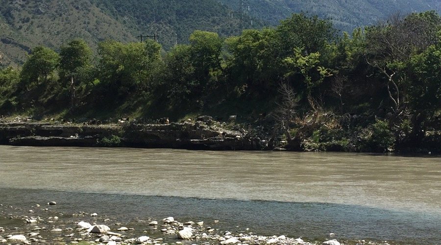 The tables are set right next to the river. Great view also no need for air conditioning.