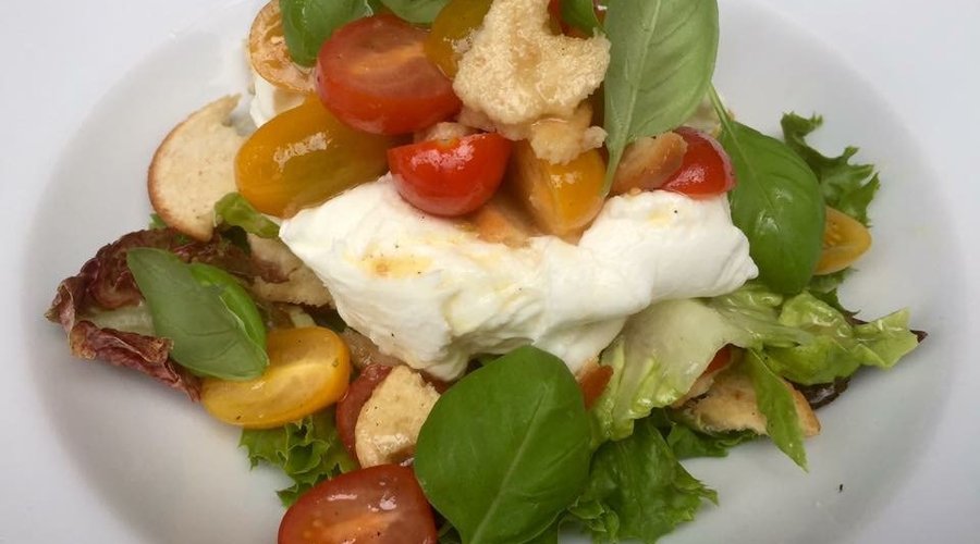 Büffelmozzarella mit Tomaten und Brotchips