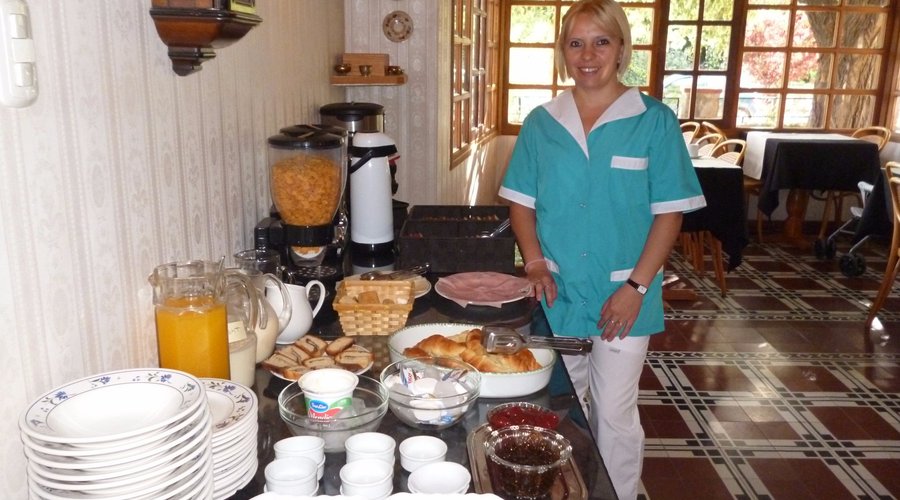 desayuno buffet cereales yogurt tortas panes medias lunas, mermeladas ,jugos. fiambres cafe etc