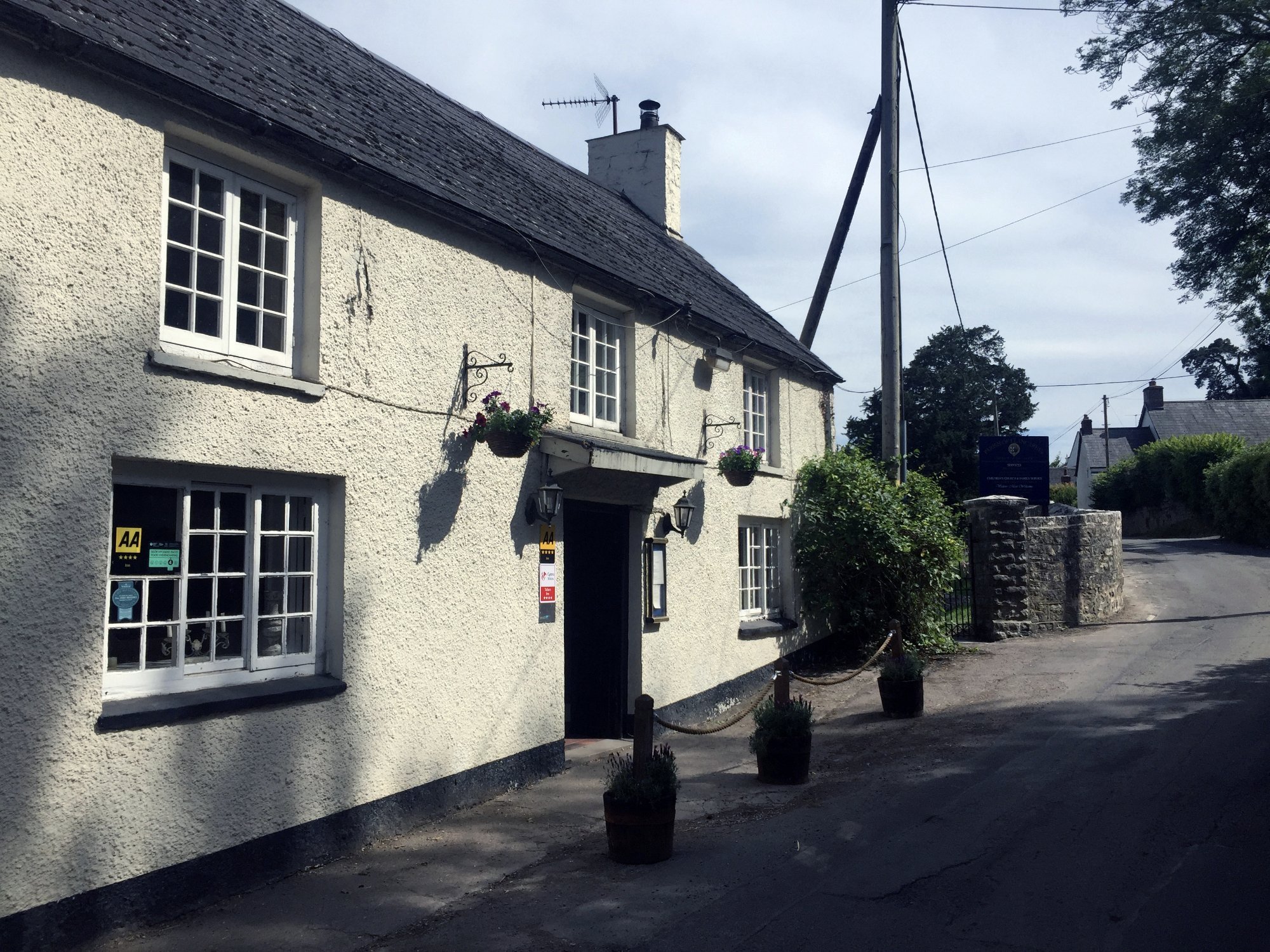 THE FOX AND HOUNDS INN, Llancarfan - Updated 2024 Restaurant Reviews ...