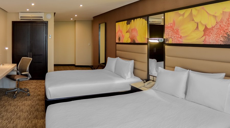 2 Queen-sized Beds City View Guest Room