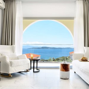 Luxury Loft Suite livimg room with sea view!