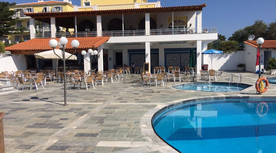 Pool area with snack-bar