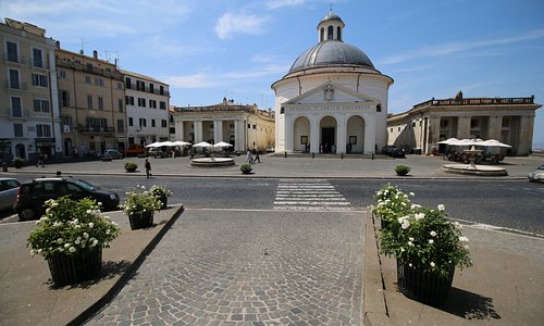 La piazza "tagliata" dall'Appia