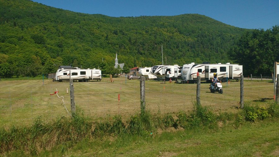 Terrain de camping adjacent au Parc des Riverains