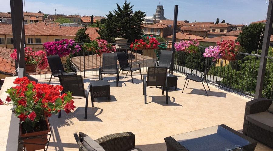 Our roof terrace with a beautiful view of the leaning tower - la nostra terrazza con vista sulla