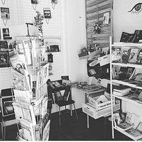 Peculiar librería llena de libros únicos