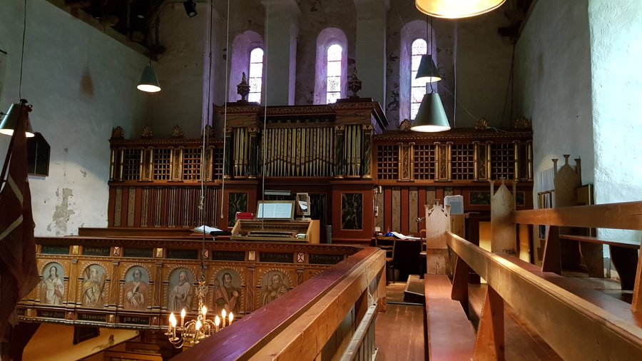 Vakker kirke med noen utrolig detaljerte treskjæringer. Verdt et besøk!