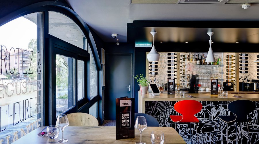 Le Bar à Vins "ibis Kitchen Lounge", vue sur la rivière