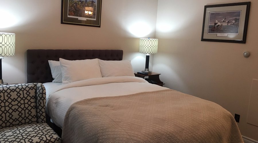 Classic one queen bedroom