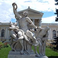 В полдень