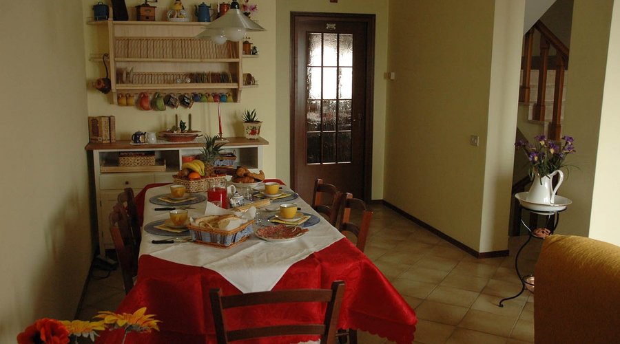 Questa è la nostra bella sala da pranzo dove facciamo le colazioni.                             