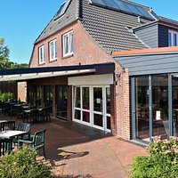 Eingang mit neuem Anbau und Terrasse