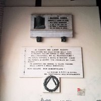 iscrizione palazzo municipale che ricorda la vittime del nazifascismo
