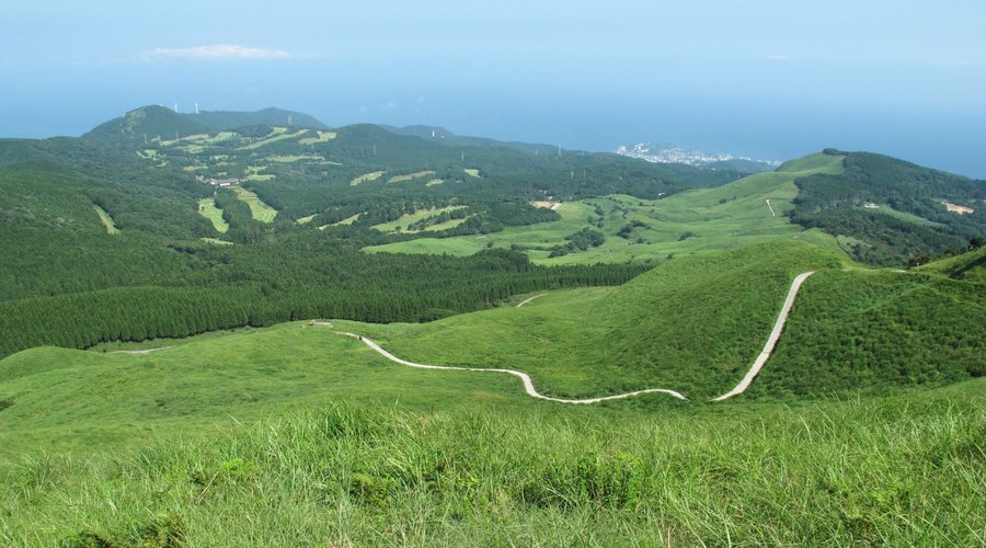 細野高原最高地点から稲取を望む