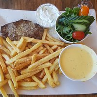 Hvidløgs Steak med pommes frites, salat, tzatziki og bearnaise sovs