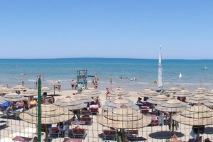 Πισίνα και παραλία