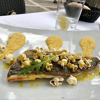 Dorada med currykryddade popcorn
