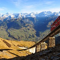 Die Niesenbahn fährt zwar auf steilen Schienen, hat jedoch keine Zahnräder. Ein Seil verbindet z