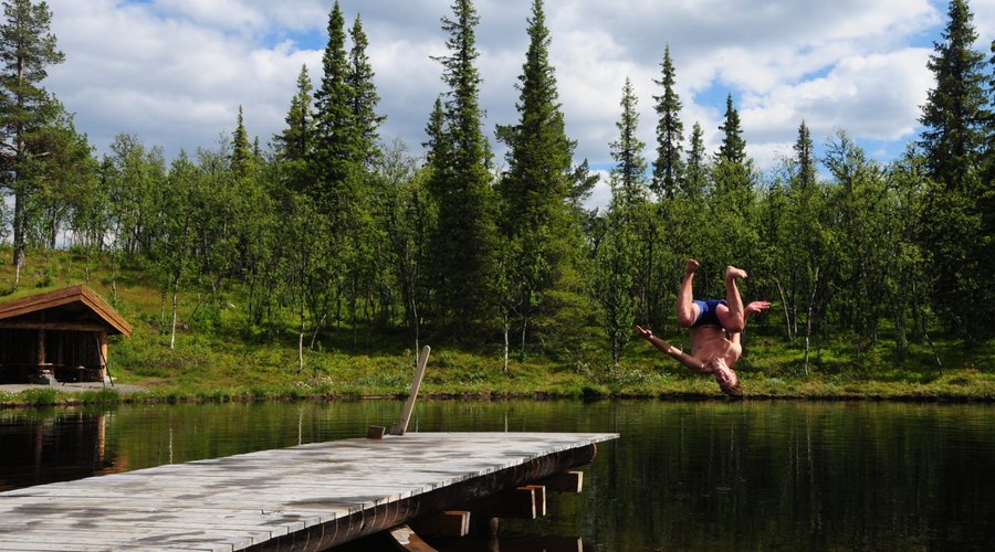 Badedam og Gapahuk med bålplass rett ved Liapark