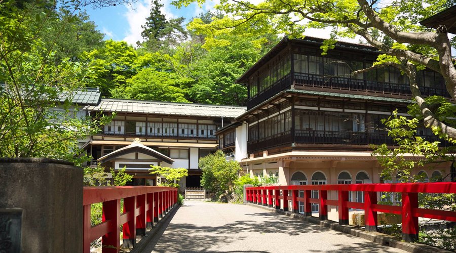 【群馬県　四万温泉　積善館】本館入口
