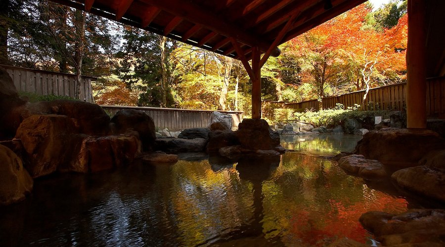 【杜の湯】紅葉の季節の露天風呂の眺めは目にも鮮やか。