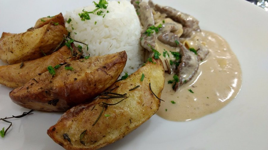 Strogonoff com batatas rústicas