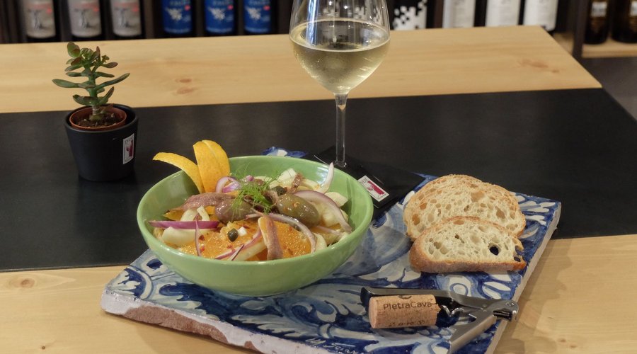 Orange salad and white wine