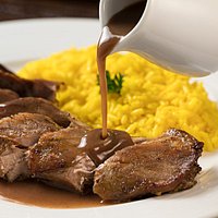 Spalla D’A gnello - Paleta de Cordeiro marinada e assada, lentamente, durante 6 horas.