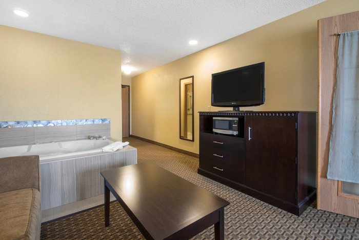 COMFORT SUITES WISCONSIN DELLS AREA - Prices &amp; Hotel Reviews (Portage)