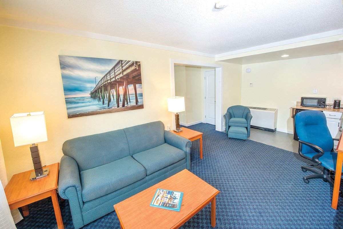 Ramada Plaza by Wyndham Virginia Beach Oceanfront Bar or Lounge