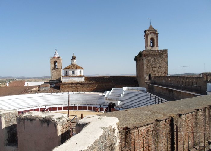 vistas de la torre del homenaje e iglesia adjunta