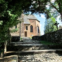 Esterni con scalinata verso la cima della collinetta