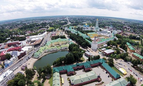 Исторический центр города с высоты птичьего полёта: Троице-Сергиева Лавра, музейный "Конный двор