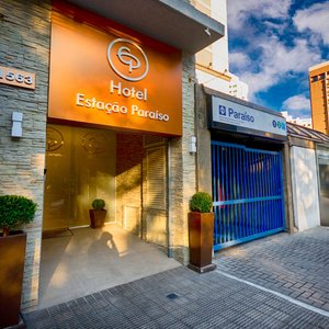 Hotel com localização estratégica. Ao lado do metrô, proximo da Av Paulista. Café da manhã inclu
