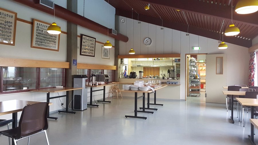 Sportkantine als ontbijtzaal, voldoet prima.